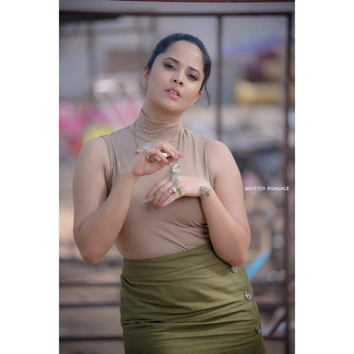 ANASUYA BHARADWAJ LONG LEGS SHOW IN GREEN MINI SHORT 7